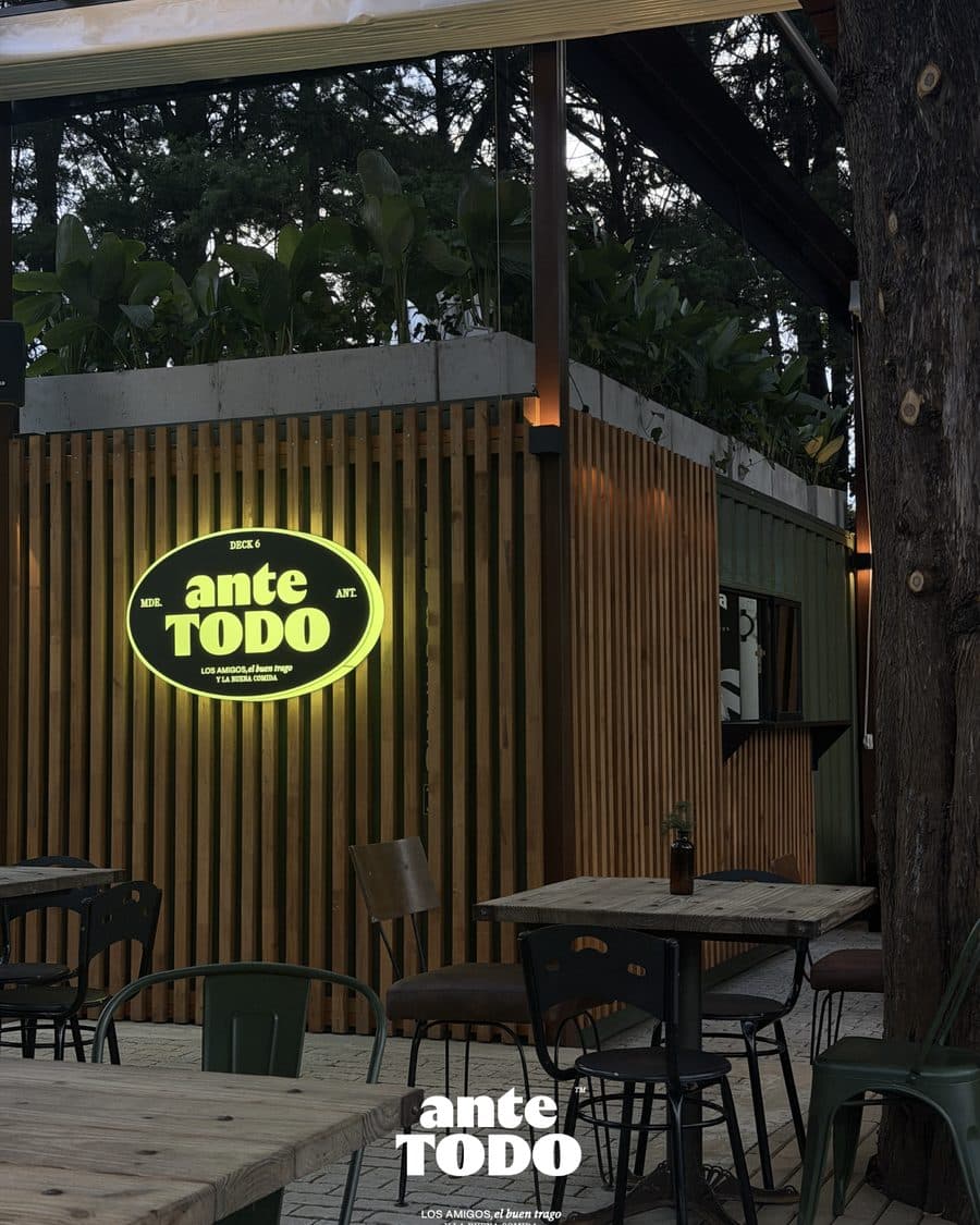 Fachada de Ante Todo con el aviso iluminado